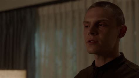 Kai Anderson with shaved hair Evan Peters with shaved head ピーターズ エヴァン