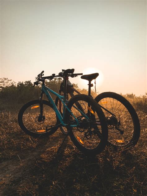 昼間の茶色の野原に青と黒のマウンテン バイクの写真 Unsplashの無料インド写真