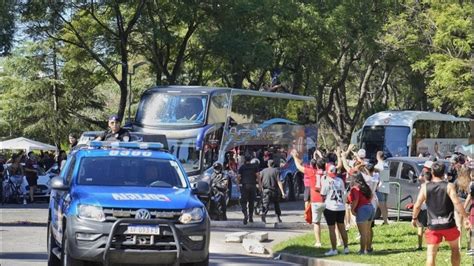 Rosario Hinchas De Newells Arrojaron Piedras Al Micro Que Trasladaba