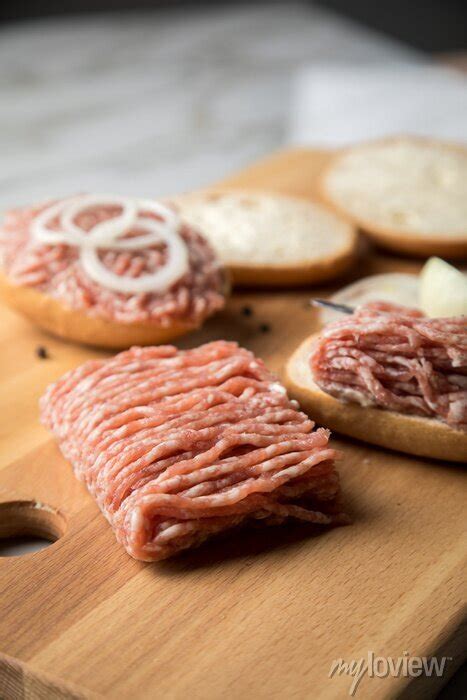 Deutsche mettbrötchen mit rohen schweine mett brötchen butter