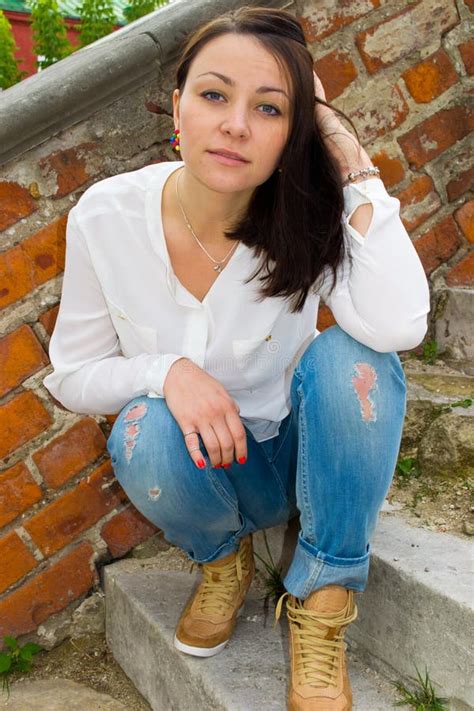 Fille S Asseyant Sur L Escalier Avec Une Balustrade En Pierre Photo