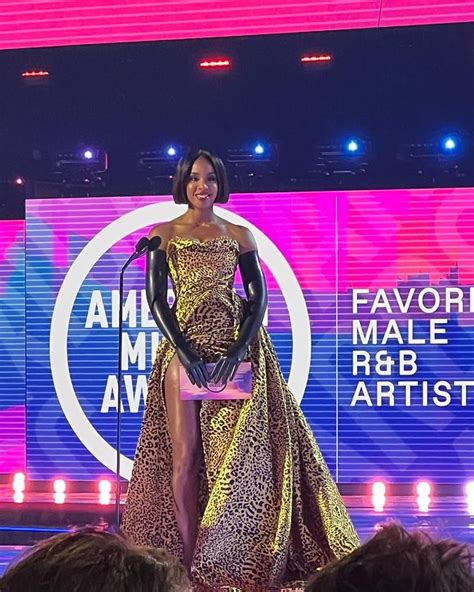 O Vestido De Anitta Foi A Estrela Na Red Carpet Pouco Inspirada Dos