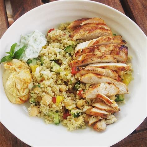 Quinoa Salad With Chickpeas Chicken And Tzatziki Dressing De 325 Kcal