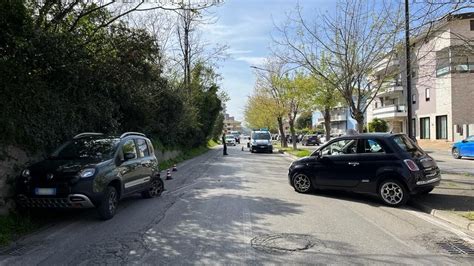 Incidente In Strada Della Bonifica Scontro Tra Due Auto Una Finisce