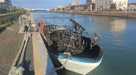 Fiumicino In Fiamme Peschereccio Nel Porto Canale