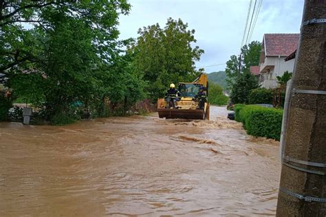 Foto Video Vatrogasci Spasili Ovce Iz Buji Ne Poplave U Svrljigu