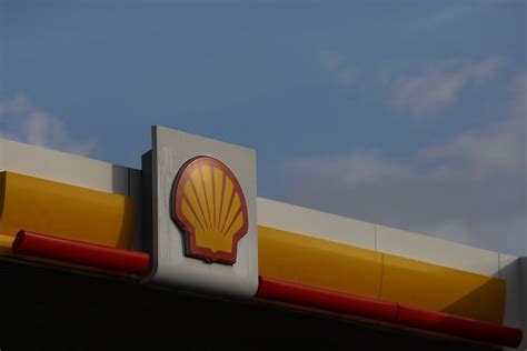 Shell Sells U.S. Refinery in Latest Divestment - Bloomberg