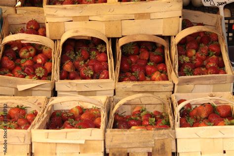 Venta De Fresas En Cajas De Madera Foto De Stock Adobe Stock