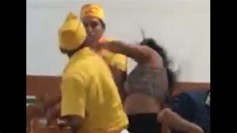 Video Empleado De Una Taquer A Golpea Brutalmente A Una Mujer