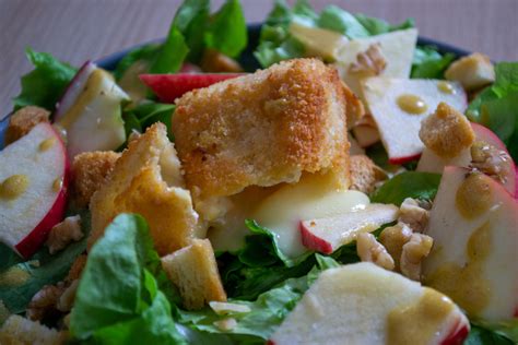 Salade de camembert pané pommes croutons et noix Cuistot Lambda