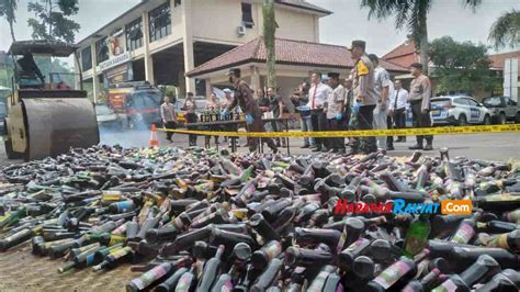 Jelang Tahun Baru Polres Tasikmalaya Musnahkan Ribuan Botol Miras