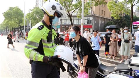 高考首日！交警快骑急送跑错考场考生凤凰网湖北凤凰网