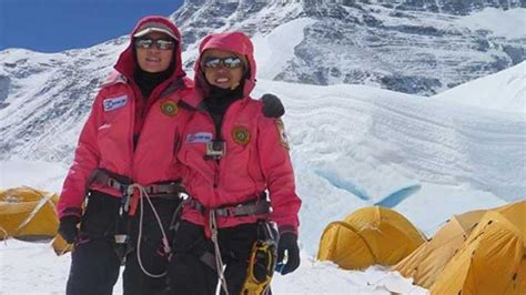 Dua Mahasiswi Indonesia Berhasil Mencapai Puncak Everest Tempo Co