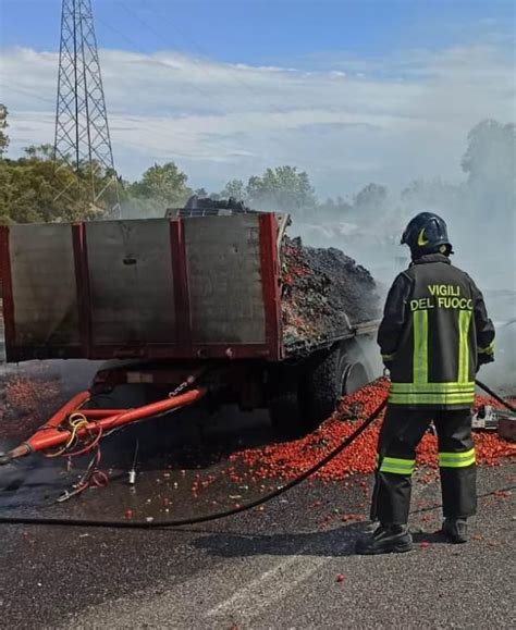 Brucia Un Tir Carico Di Pomodori Lautista Sgancia Il Rimorchio Illeso