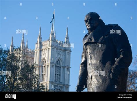 La Statue De Monsieur Winston Churchill Sur La Place Du Parlement