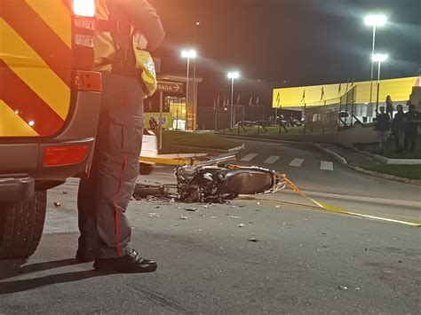 Motociclista morre após acidente caminhão na avenida Beira Rio em