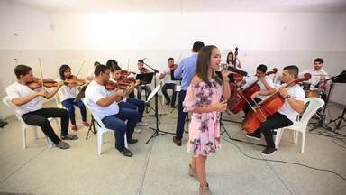 Combinado Emellyn Syang canta Além do Arco íris ao lado da