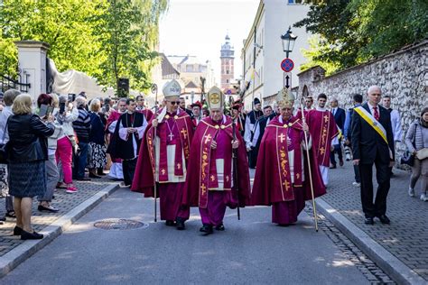 Procesja z Wawelu do kościoła na Skałce W Krakowie odbyły się