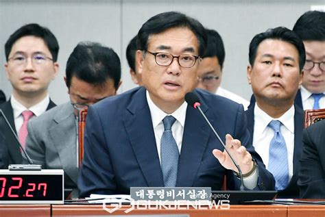 운영위 답변하는 정진석 비서실장