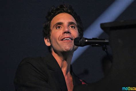 Une Ambiance Survoltée Pour Mika Au Centre Bell