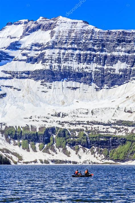 Ubicado En Una Cuenca Glaciar Cameron Lake Es Una Joya Escondida En Lo