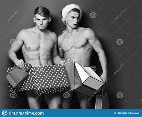 Les Jumeaux Durs De Santa De Jeune Macho Beau Avec Le Corps Fort