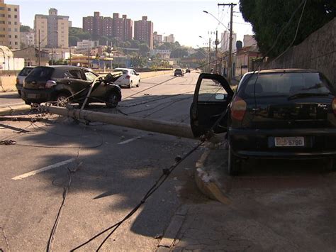 G Bh H Carro Derruba Poste Na Avenida Tereza Cristina