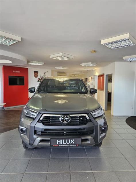 Toyota Hilux 2 8 D 4D A T INVINCIBLE 2024 God