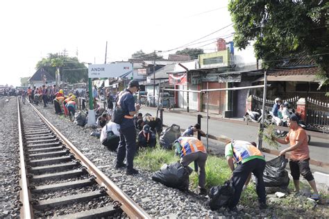 Peringati Hari Peduli Sampah Nasional KAI Daop 2 Bandung Bersih Bersih