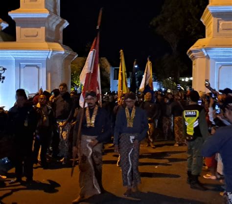 Potret Tradisi Mubeng Beteng Keraton Yogyakarta