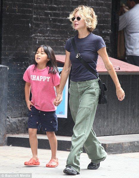 Addicted To Love Meg Ryan Steps Out With Her Daughter Daisy True Meg