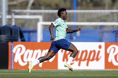 Vinicius Junior faz pronunciamento contra racismo após treino da seleção