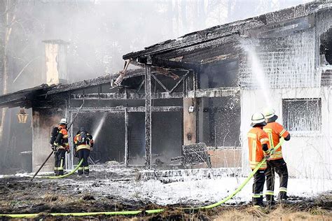 Brennendes Haus und Bahnanlage Feuerteufel im Münchner Umland