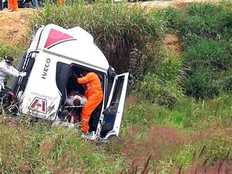 G Acidente Entre Kombi E Caminh O Deixa Mortos Na Br No Es