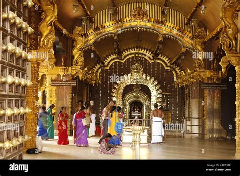 Jaffna Glaeubige Im Hindu Tempel Nallur Kandaswamy Sri Lanka