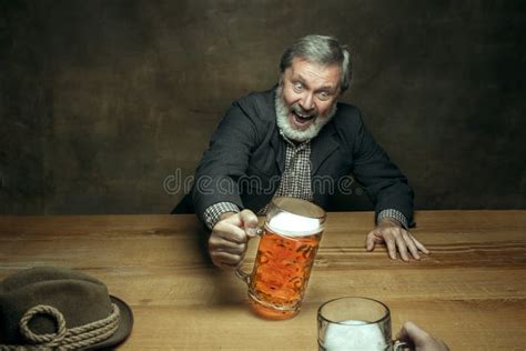 Cerveja Bebendo De Sorriso Do Homem Farpado No Bar Imagem De Stock