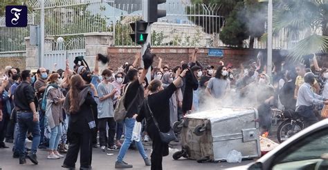 Proteste In Iran Regime Droht Mit Gewalt