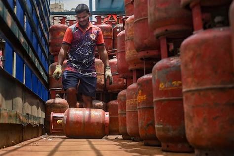 Lpg Price Hike 19 Kg Commercial Gas Cylinder To Be Costlier By Rs 209