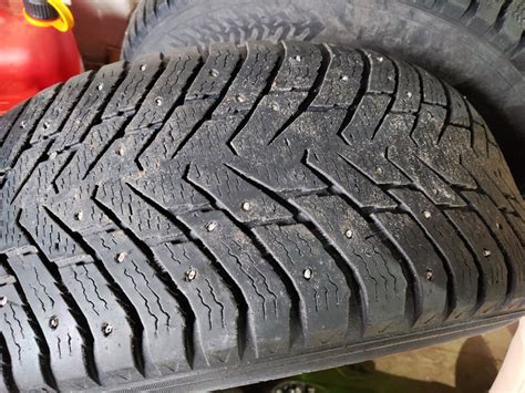 Шины зимние шипованные Nokian 265/60 R18 на Land Rover Discovery II ...