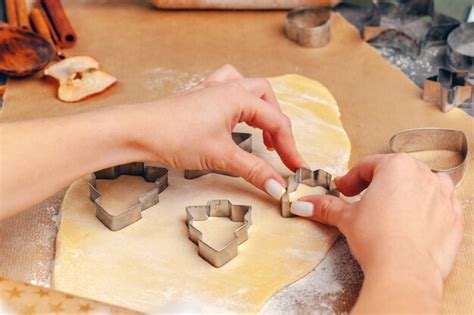 Manos Femeninas Haciendo Galletas De Masa Fresca En Casa Foto Premium