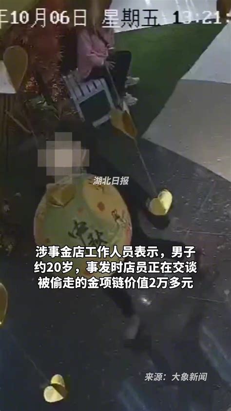 男子金店试戴金项链，趁店员不注意拔腿就跑！ 直播吧