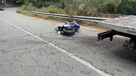 Incidente A Linguaglossa Scontro Fra Tre Moto Un Uomo In Prognosi