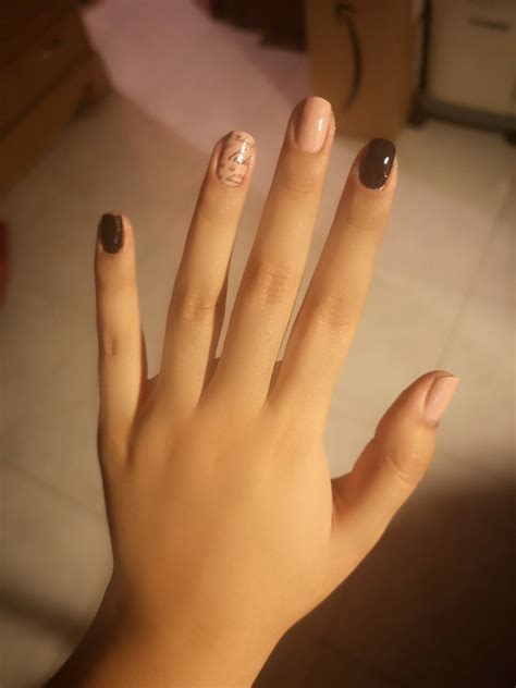 Uñas nude con negro Colores para piel morena Uñas desnudas Uñas