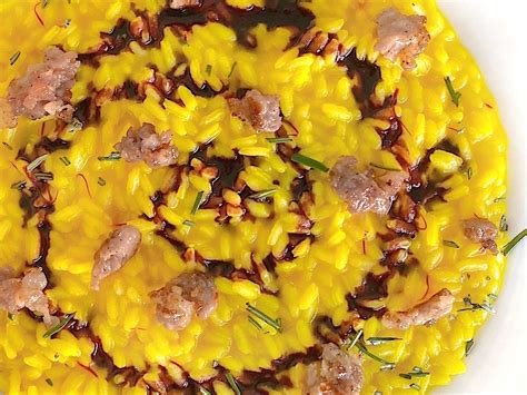 Risotto Zafferano E Salsiccia Croccante Con Riduzione Di Vino Rosso