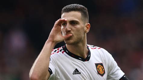 Liga Inggris Diogo Dalot Bertahan Di Old Trafford Siap Bawa Mu