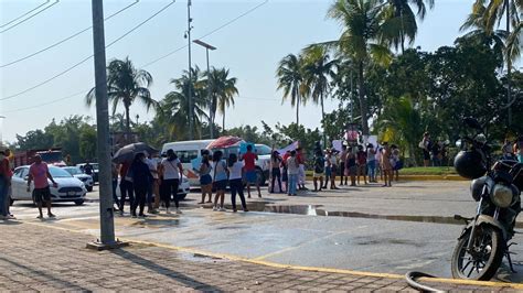 Padres De Familia Bloquean El Bulevar De Las Naciones En Acapulco El