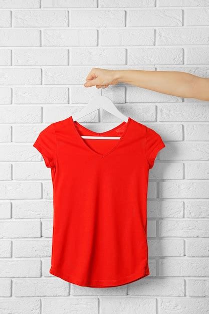 Camiseta Roja En Blanco Contra La Pared De Ladrillo Foto Premium