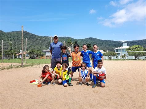 Escolinha de futebol gratuita abre novas turmas em março no Sul da Ilha