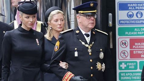 Bei Trauerfeier der Queen Fürst Albert und Charlène Arm in Arm