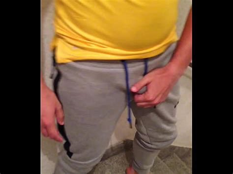 exhibiéndose en las escaleras del edificio 1 XVIDEOS